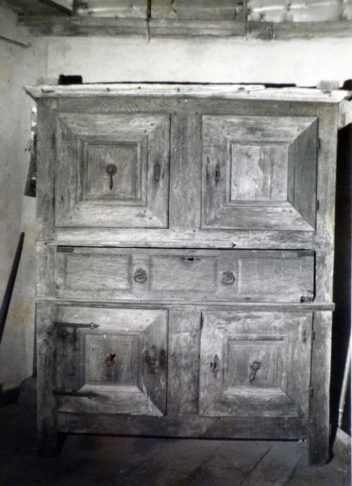 armoire dans la sacristie - © Ministère de la Culture (France), Conservation des antiquités et des objets d’art du Finistère, tous droits réservés