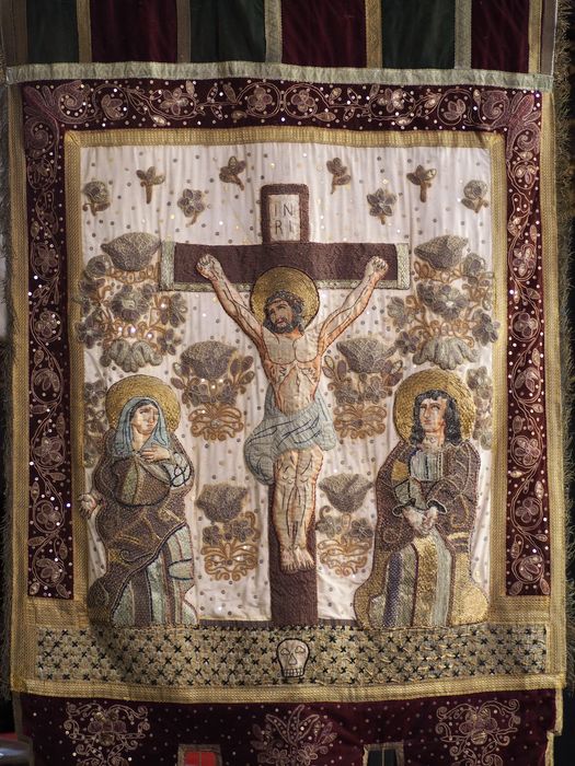 bannière de procession :  Christ en croix entre la Vierge et saint Jean