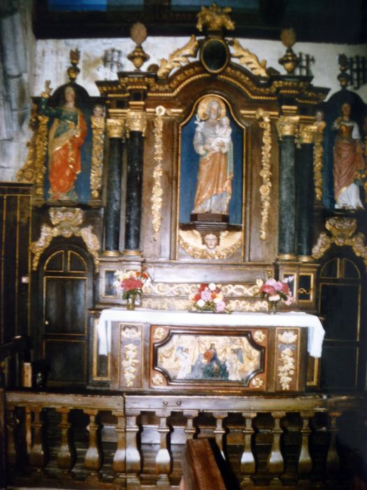 autel de Saint-Joseph avec deux statues : Saint Jean l'Evangéliste, Sainte martyre