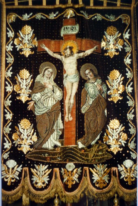 bannière : Christ en croix entre la Vierge et saint Jean, Saint Pierre - © Ministère de la Culture (France), Conservation des antiquités et des objets d’art du Finistère, tous droits réservés