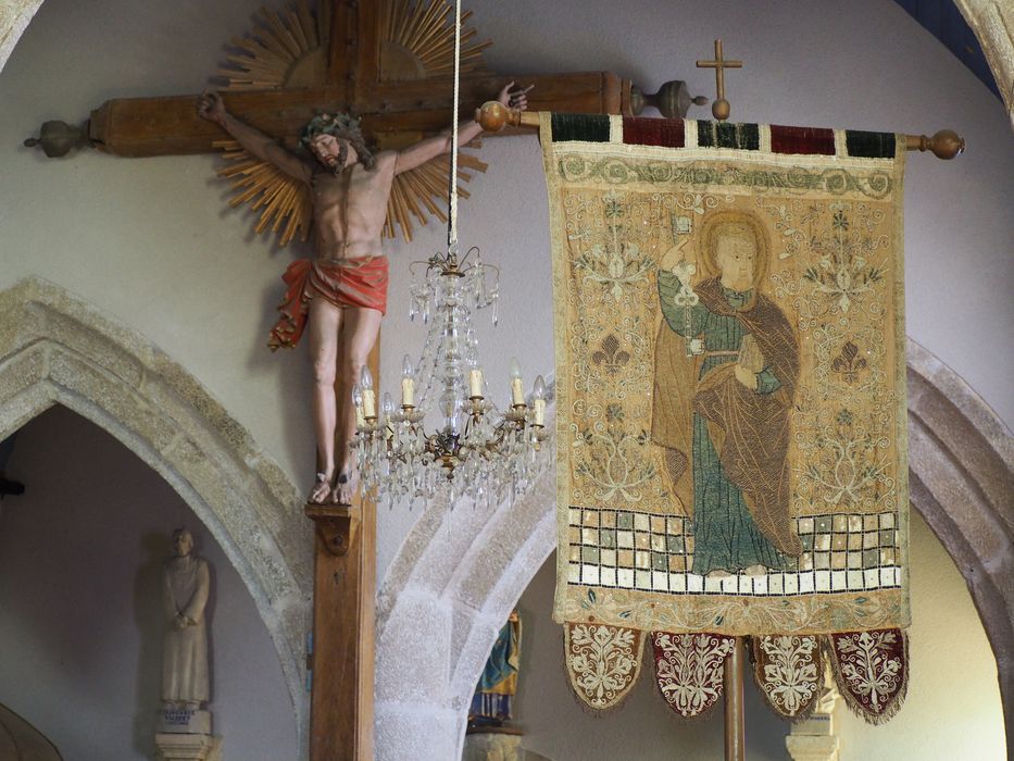 statue : Christ en croix, vue générale