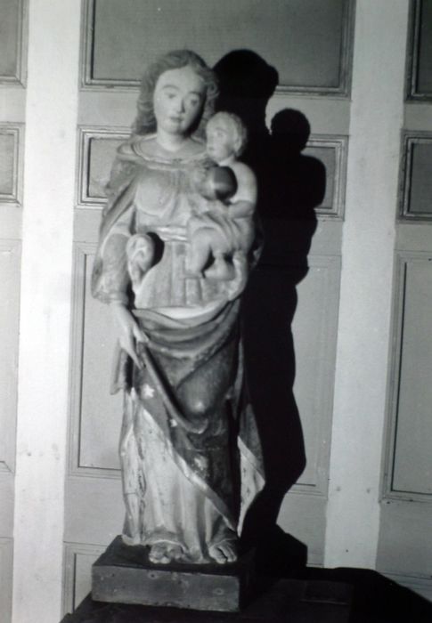 statue : Vierge à l'Enfant, noir et blanc