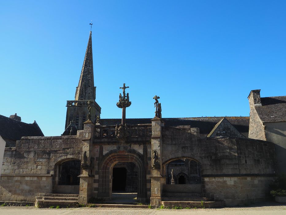 Eglise Saint-Salomon : Enclos, élévation sud, vue générale