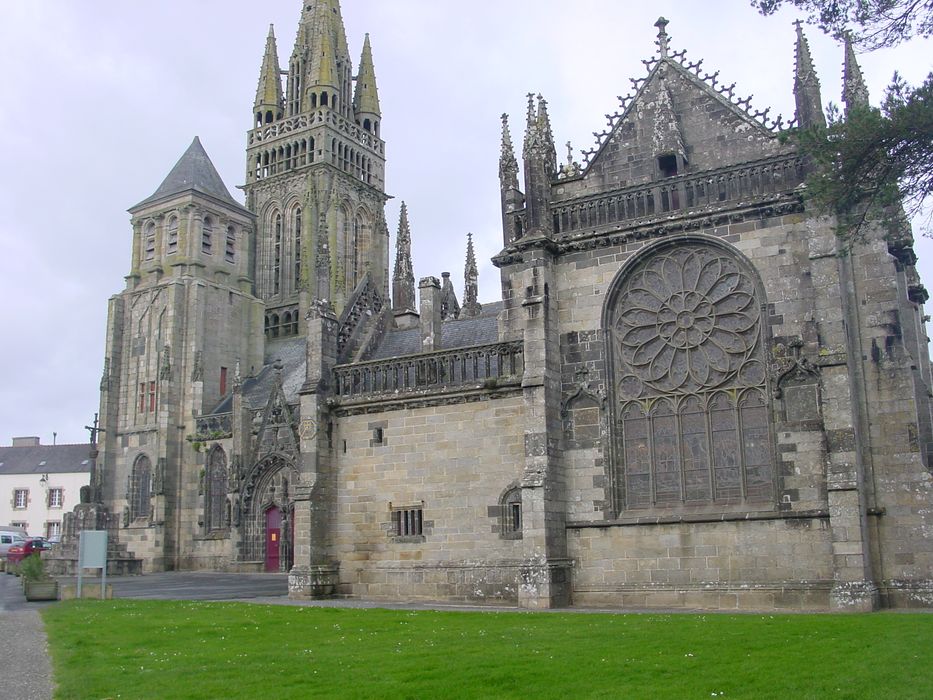 Eglise ou basilique Notre-Dame : Façade latérale sud, vue partielle