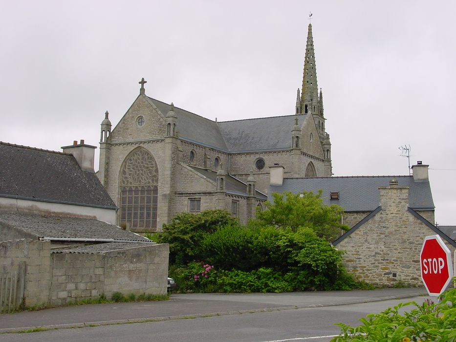 Eglise Saint-Pierre : Vue générale de l'église dans son environnement depuis le Nord-Ouest, vue générale