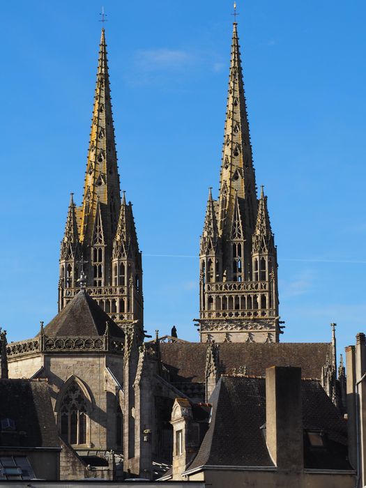 Cathédrale Saint-Corentin : Vue partielle des flèches