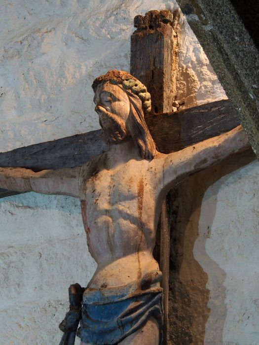 statue : Christ en croix, vue partielle