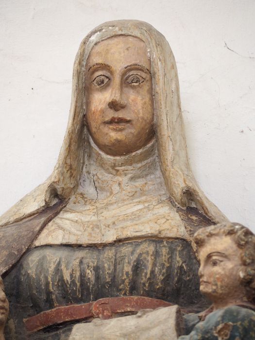 groupe sculpté : Sainte Anne la Vierge et l'enfant, vue partielle - © Ministère de la Culture (France), Conservation des antiquités et des objets d’art du Finistère – Tous droits réservés
