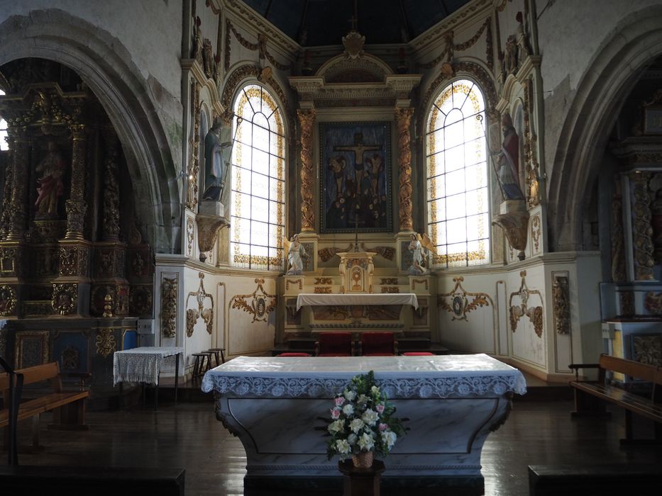 boiseries du choeur : lambris, statues (Saint Paul, Saint Derrier), maître-autel, retable