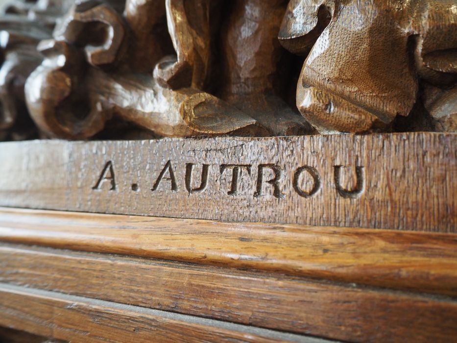 stalles, détail de la signature - © Ministère de la Culture (France), Conservation des antiquités et des objets d’art du Finistère – Tous droits réservés