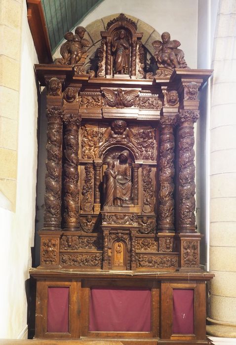 autel ; statue : Sainte Anne - © Ministère de la Culture (France), Conservation des antiquités et des objets d’art du Finistère, tous droits réservés