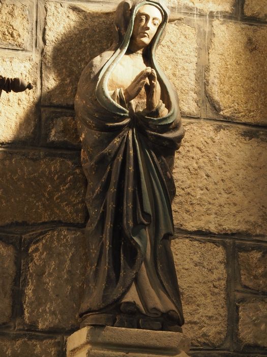 statue : Vierge au calvaire