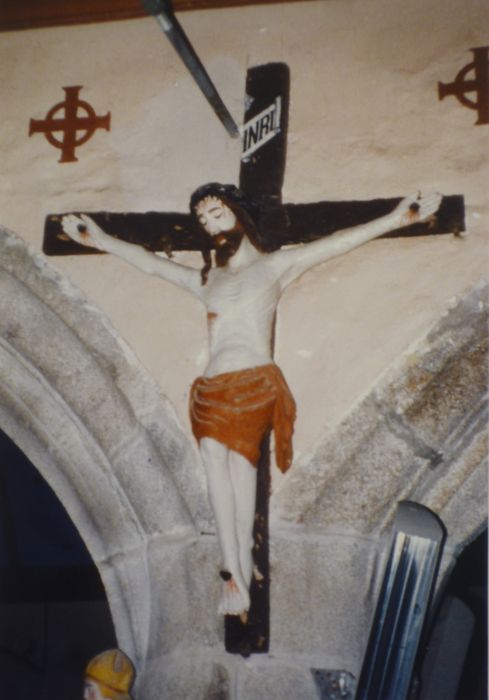 statue : Christ en croix - © Ministère de la Culture (France), Conservation des antiquités et des objets d’art du Finistère, tous droits réservés