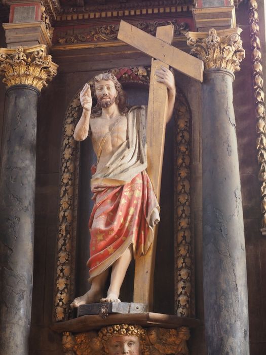 statue : Christ tenant la croix