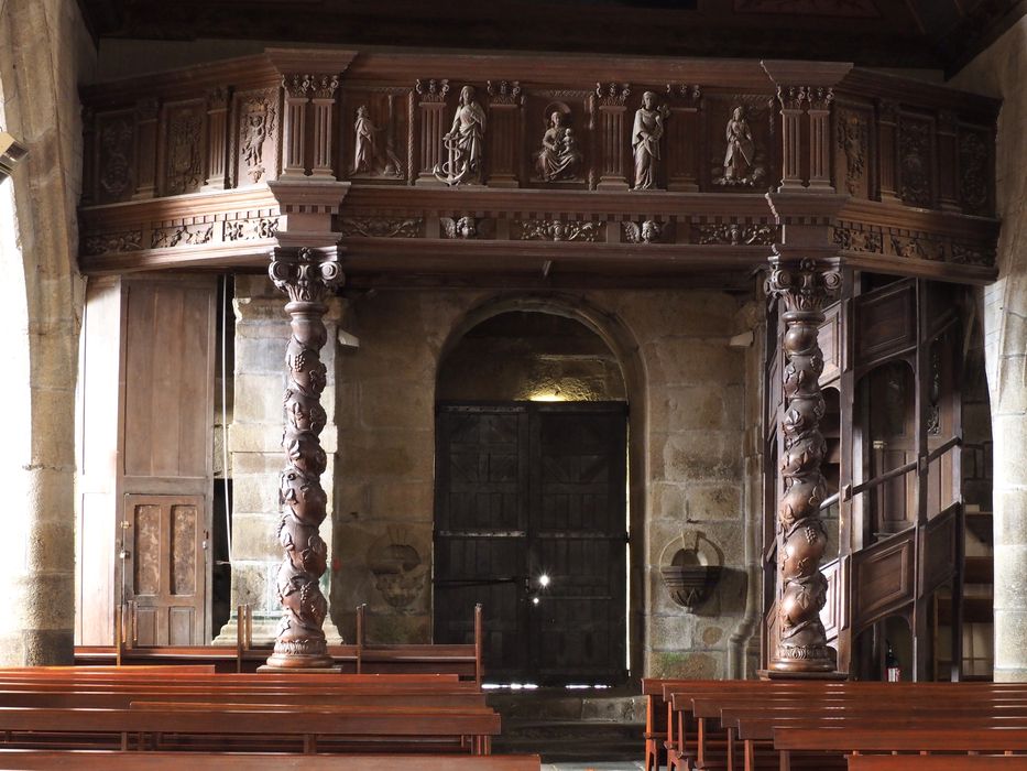 tribune reposant sur deux colonnes torses