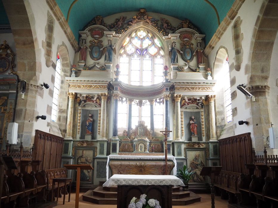 retable du maître-autel à dais central ; statues : Saint Pierre et Saint Paul