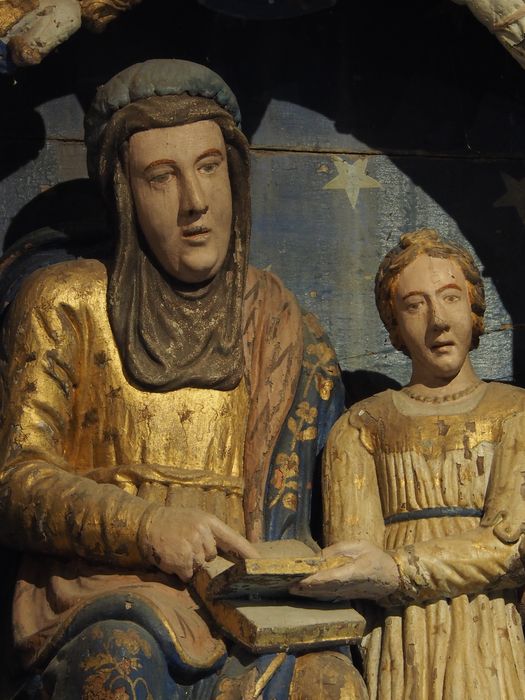 groupe sculpté : Sainte Anne et la Vierge, vue partielle - © Ministère de la Culture (France), Conservation des antiquités et des objets d’art du Finistère, tous droits réservés