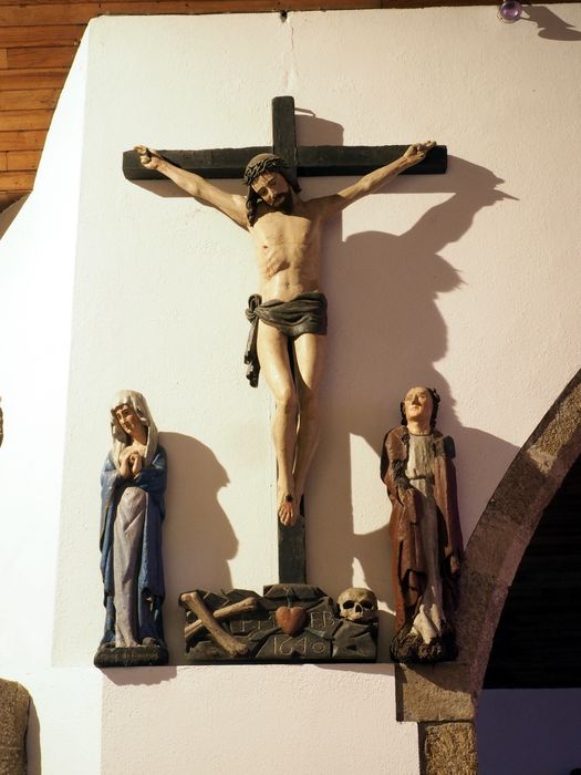 groupe sculpté : Christ en croix - © Ministère de la Culture (France), Conservation des antiquités et des objets d’art du Finistère – Tous droits réservés