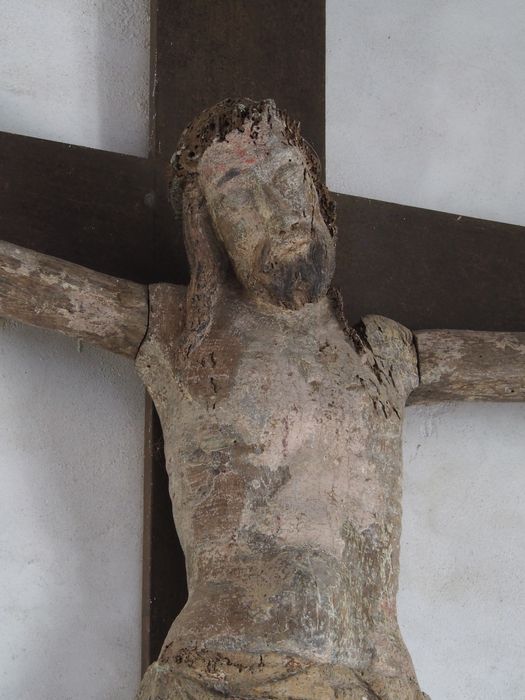 statue : Christ en croix, vue partielle