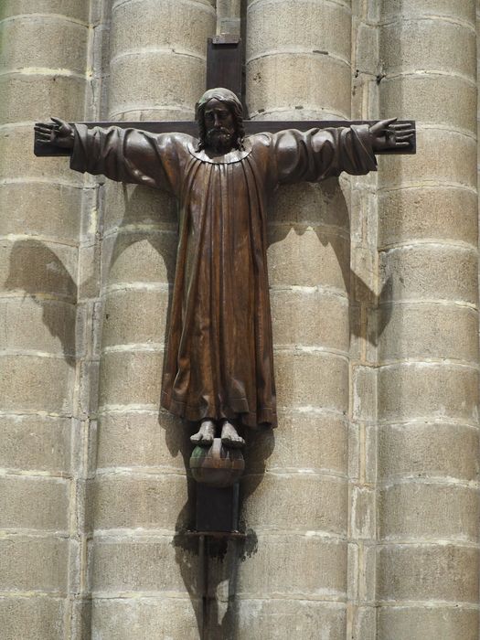 statue (grandeur nature) : Christ en croix