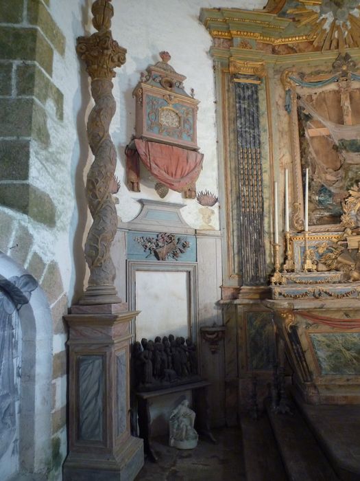 colonnes torses avec pot à feu - © Ministère de la Culture (France), Conservation des antiquités et des objets d’art du Finistère, tous droits réservés