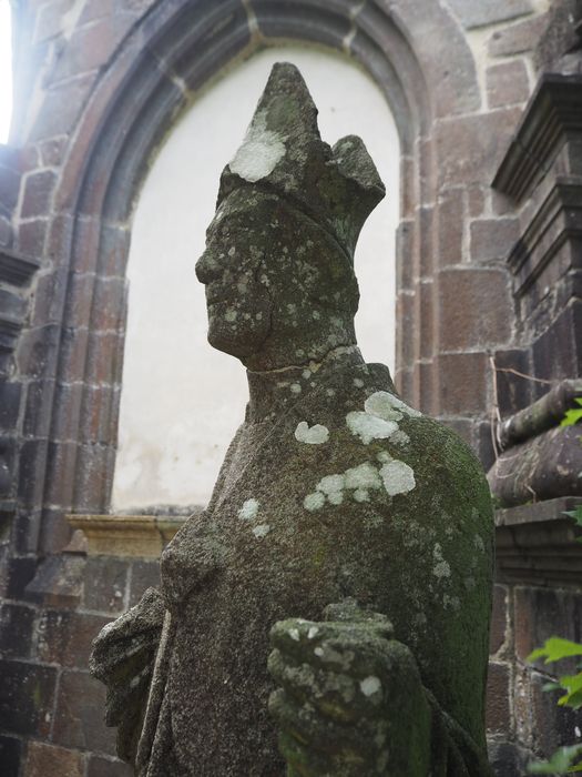 statue : Saint évêque, vue partielle