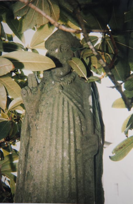 statue : Saint évêque, vue partielle