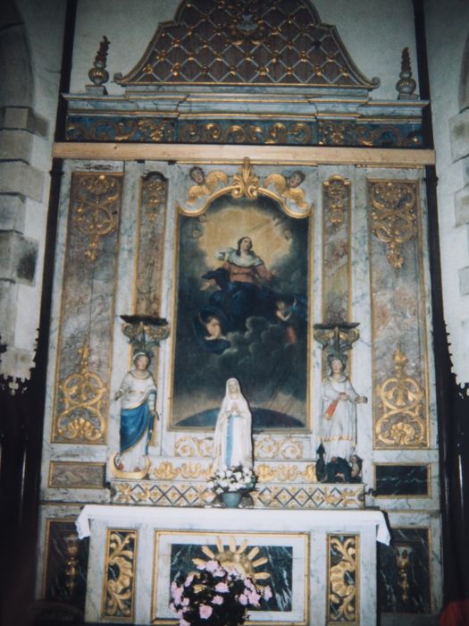 autel ; retable ; tableau : l'Assomption ; statues : Sainte Marguerite, Vierge au croissant de lune