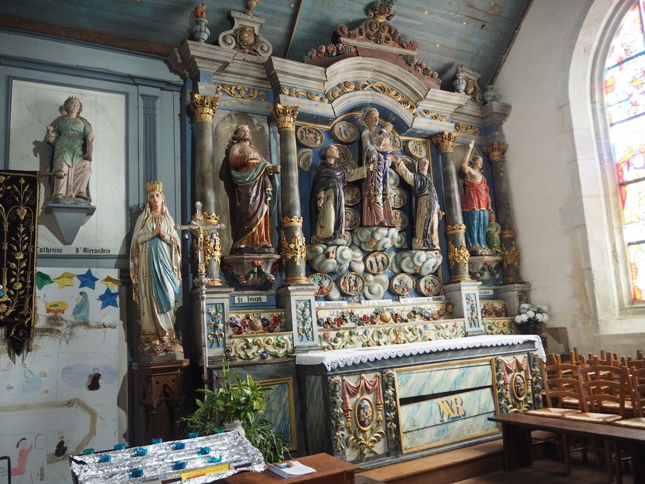 retable, statues : Sainte Catherine de Sienne, Saint Dominique, Vierge, Saint Joseph et l'Ange gardien