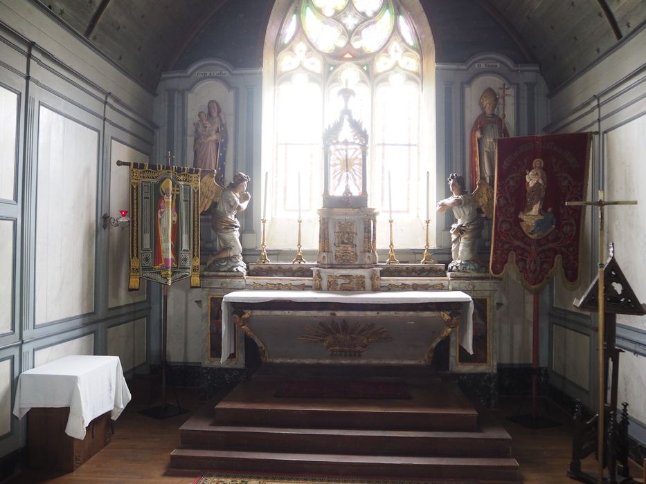 Maître-autel à tabernacle à dais ; 2 statues : Anges adorateurs