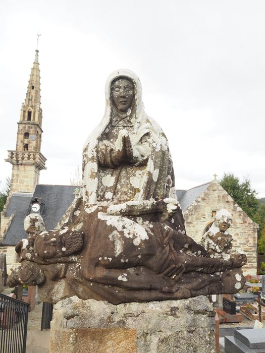 groupe sculpté : Piéta à genoux, contemplant son fils étendu, dont la tête et les pieds sont soutenus par deux anges - © Ministère de la Culture (France), Conservation des antiquités et des objets d’art du Finistère – Tous droits réservés