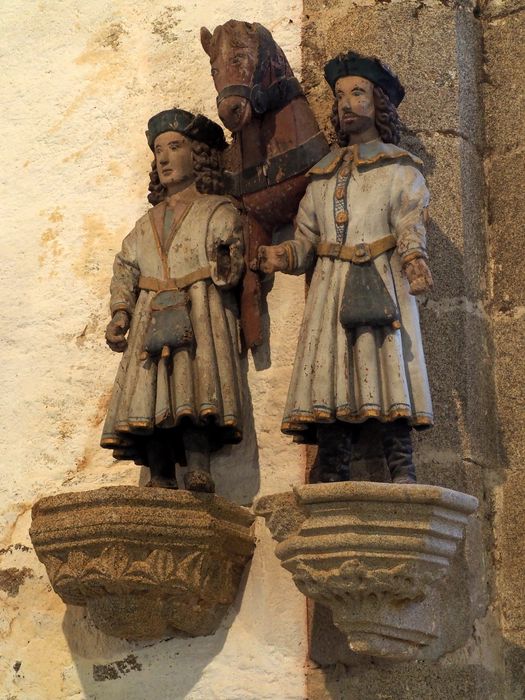 groupe sculpté : Saints Côme et Damien - © Ministère de la Culture (France), Conservation des antiquités et des objets d’art du Finistère, tous droits réservés