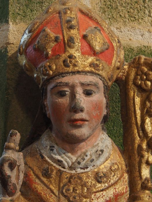 statue : Saint Monna en évêque, vue partielle - © Ministère de la Culture (France), Conservation des antiquités et des objets d’art du Finistère – Tous droits réservés