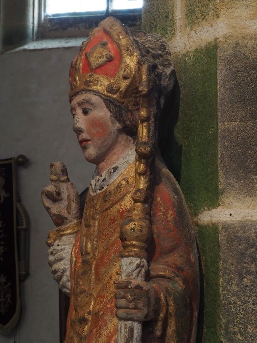 statue : Saint Monna en évêque, vue partielle - © Ministère de la Culture (France), Conservation des antiquités et des objets d’art du Finistère, tous droits réservés