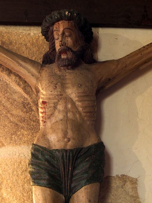 Statue : Christ en croix, vue partielle