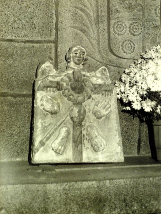 bas-relief représentant les plaies du christ et la couronne d'épines