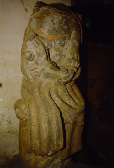 Groupe sculpté : Vierge mère assise