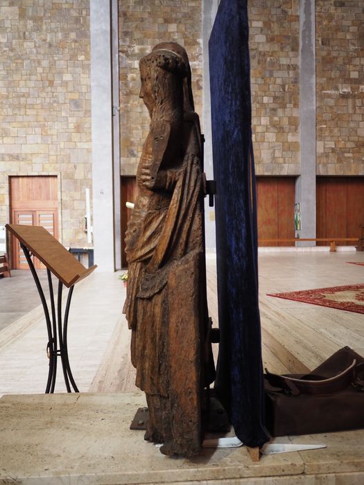 statue : Vierge de Pitié, profil gauche - © Ministère de la Culture (France), Conservation des antiquités et des objets d’art du Finistère, tous droits réservés