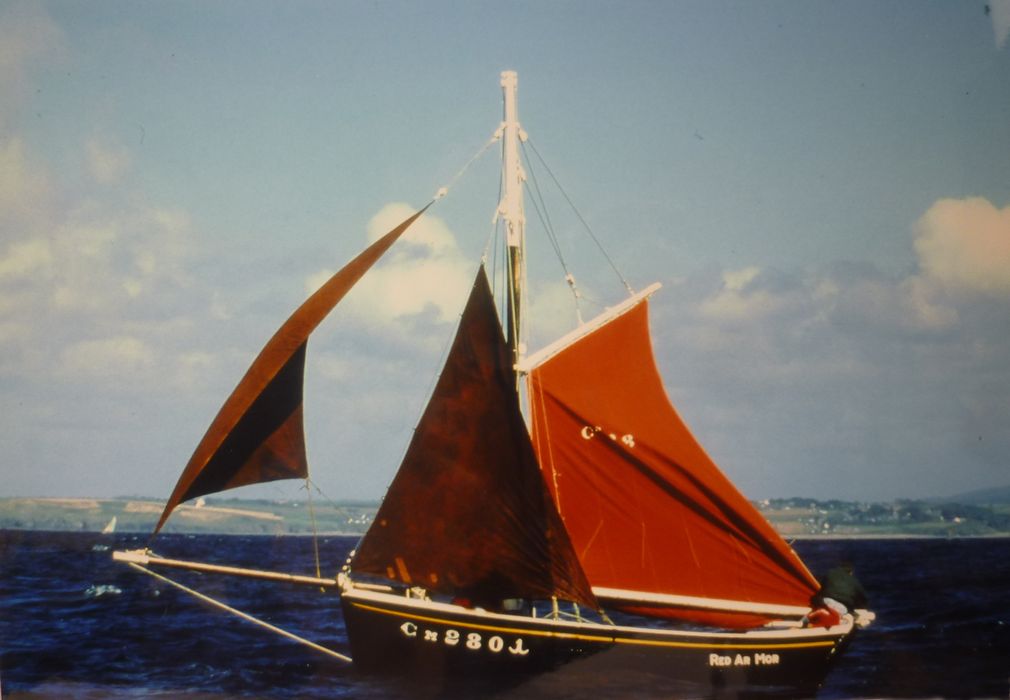 bateau de pêche (voilier sloop caseyeur pour la pêche aux crustacés) dit Red Ar Mor (Court la mer) - © Ministère de la Culture (France), Conservation des antiquités et des objets d’art du Finistère, tous droits réservés