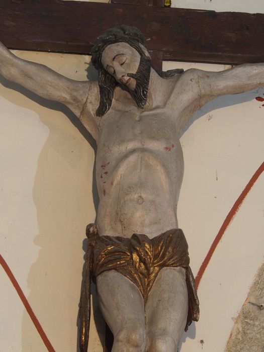 statue : Christ en croix, vue partielle