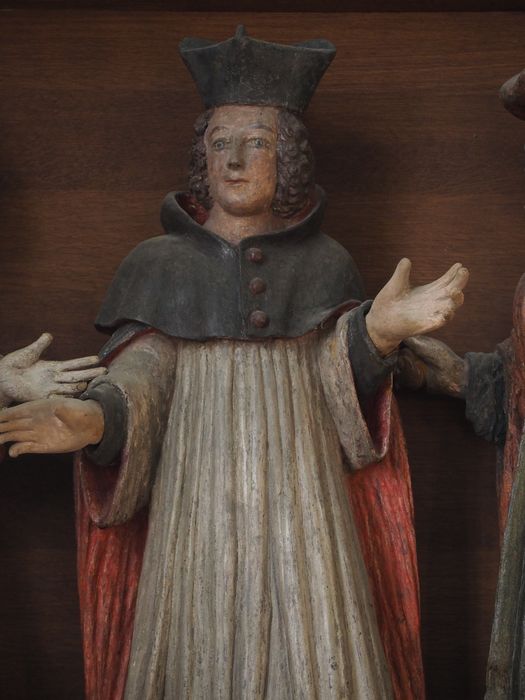 groupe sculpté, niche : Saint Yves entre le Pauvre et le Riche, vue partielle