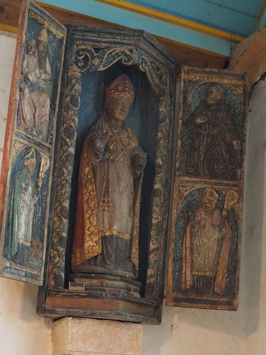 statue, niche à volets : Saint Eloi dans une niche avec la Trinité et Saint Nicolas à gauche, Saint François d'assise et Saint Evêque à droite - © Ministère de la Culture (France), Conservation des antiquités et des objets d’art du Finistère, tous droits réservés