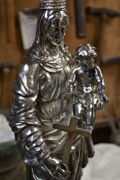 statuette : Vierge à l'Enfant, vue partielle