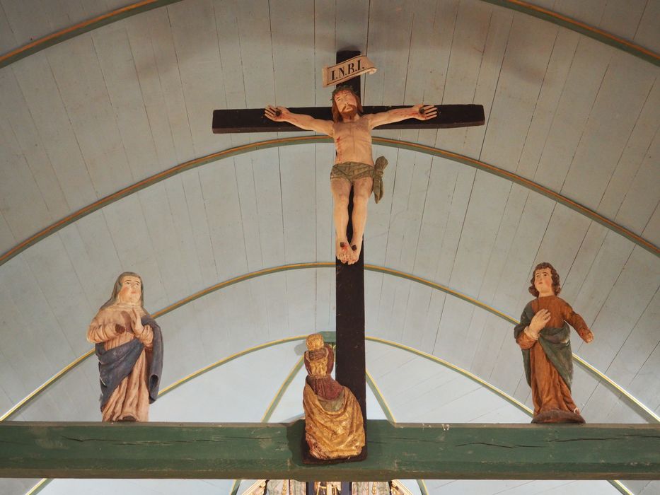 groupe sculpté de la Crucifixion : Le Christ entre la Vierge et saint Jean  - © Ministère de la Culture (France), Conservation des antiquités et des objets d’art du Finistère, tous droits réservés