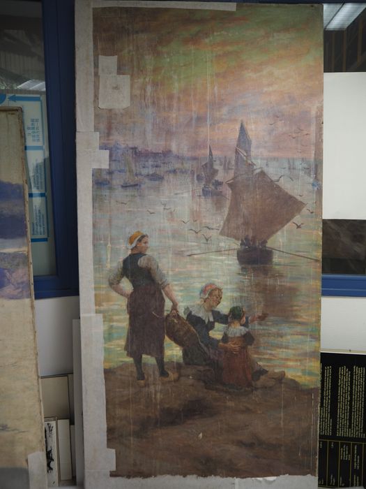 tableau : Deux femmes et un enfant attendant le retour de la pêche