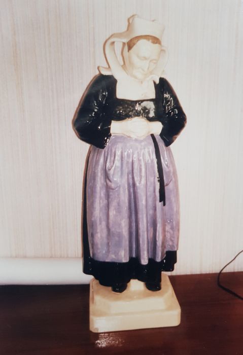 statue : Bretonne en prière - © Ministère de la Culture (France), Conservation des antiquités et des objets d’art du Finistère, tous droits réservés