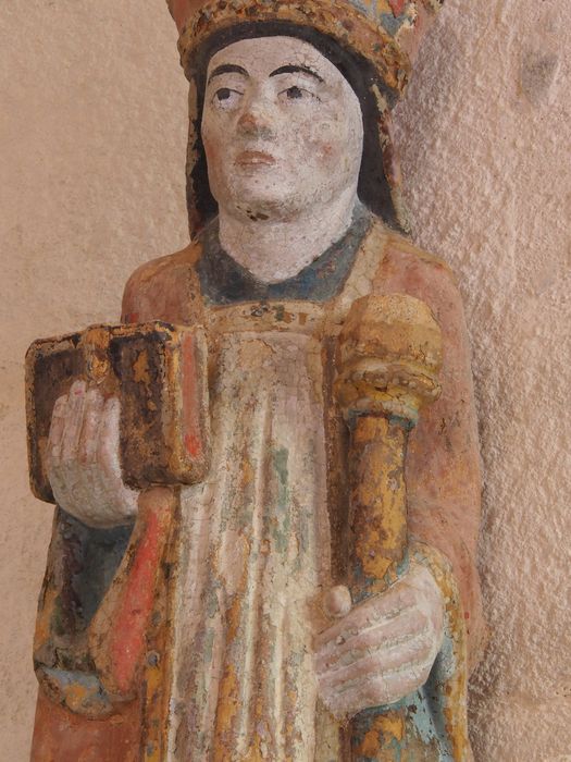 statue : Saint évêque, vue partielle - © Ministère de la Culture (France), Conservation des antiquités et des objets d’art du Finistère, tous droits réservés