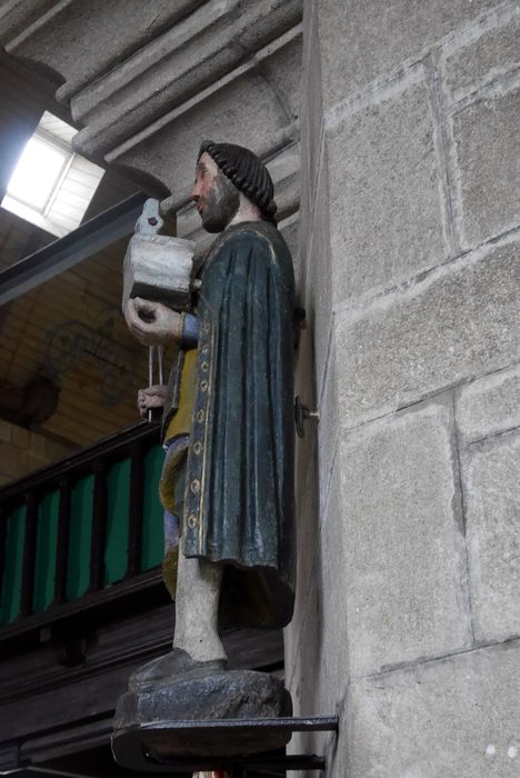 statue : Saint Eloi, profil gauche - © Ministère de la Culture (France), Conservation des antiquités et des objets d’art du Finistère, tous droits réservés