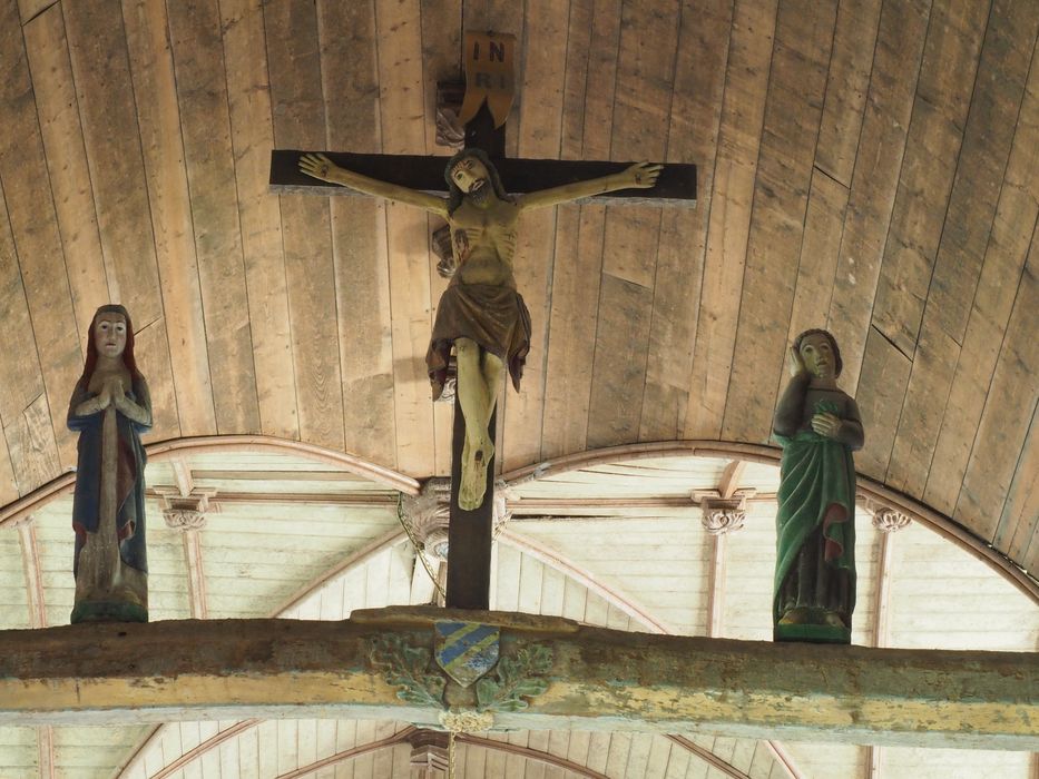 groupe sculpté de la poutre de gloire : Le Christ entre Saint Jean et la Vierge - © Ministère de la Culture (France), Conservation des antiquités et des objets d’art du Finistère, tous droits réservés