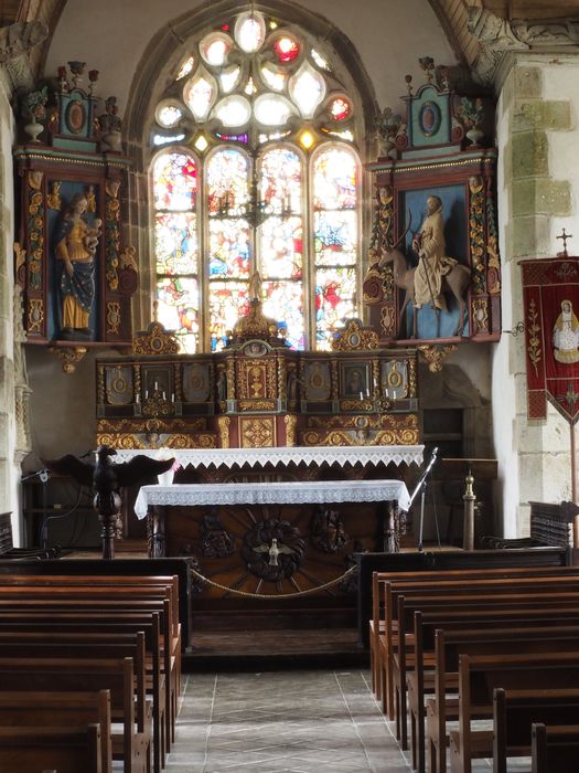 maître-autel, retable, ses deux statues et leurs deux niches : Saint Edern sur un cerf et la Vierge à l’Enfant